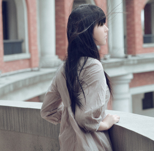等待中的妹子