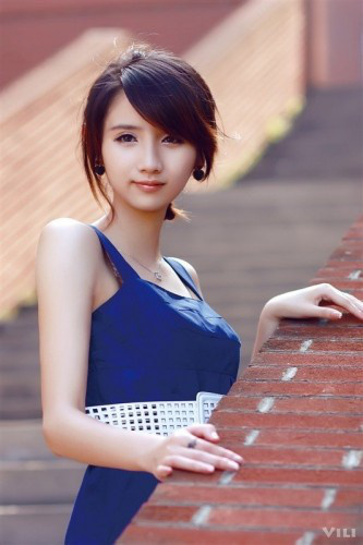 气质美眉扶墙走