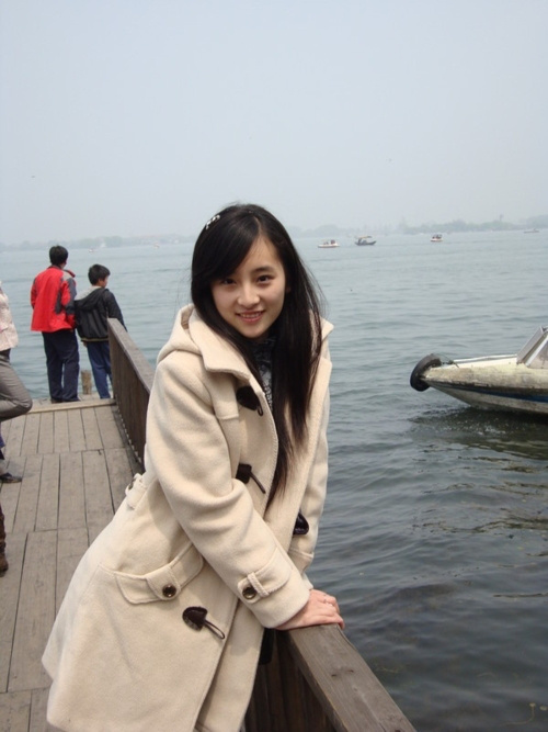 在水一方斜靠凭栏