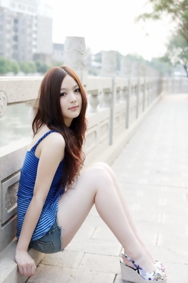 河岸边上的白皙少女