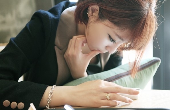 低头浅呤玩手机啊