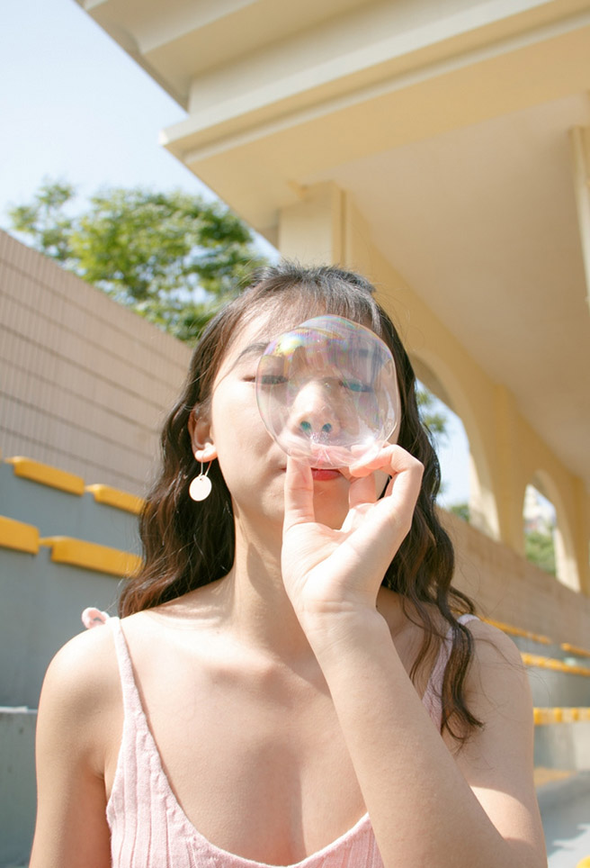 当年我们最爱的泡泡胶能吹好大的
