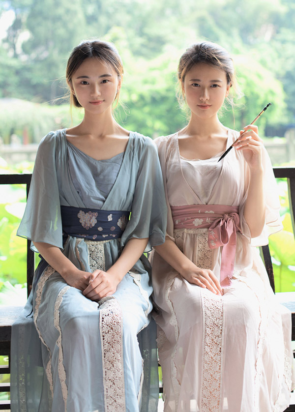 很明显拿笔的毛笔字写得好一些诶