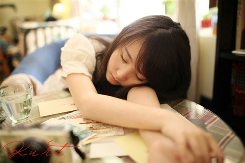 喝了一口水就睡着了