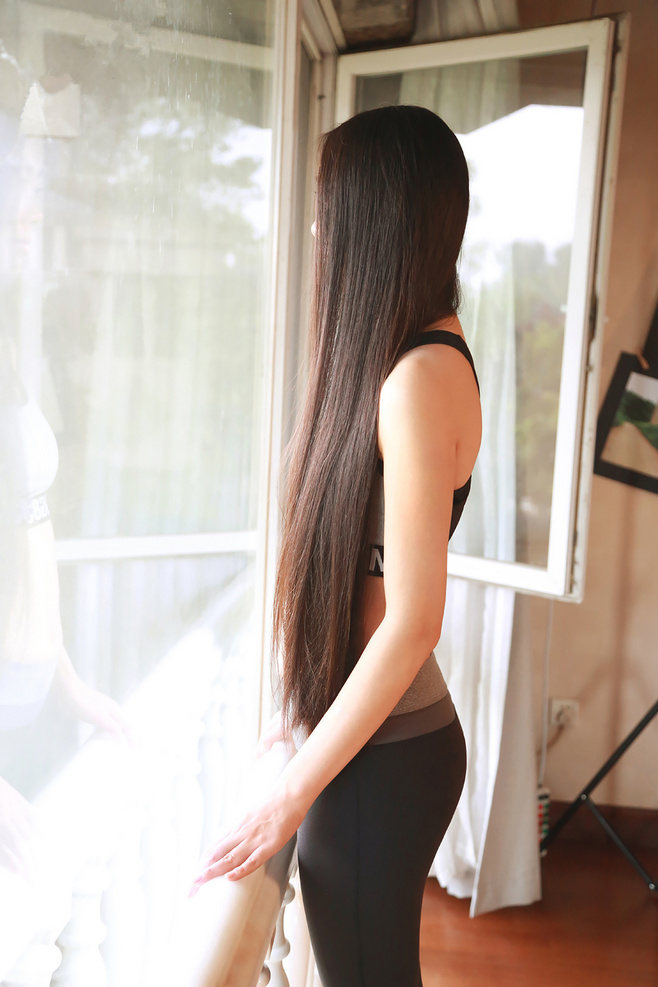 家里的妈妈把头发卖了几十块钱还不够喝一杯咖啡