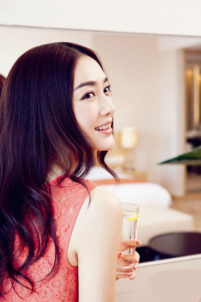 秦岚高贵飘逸登封面