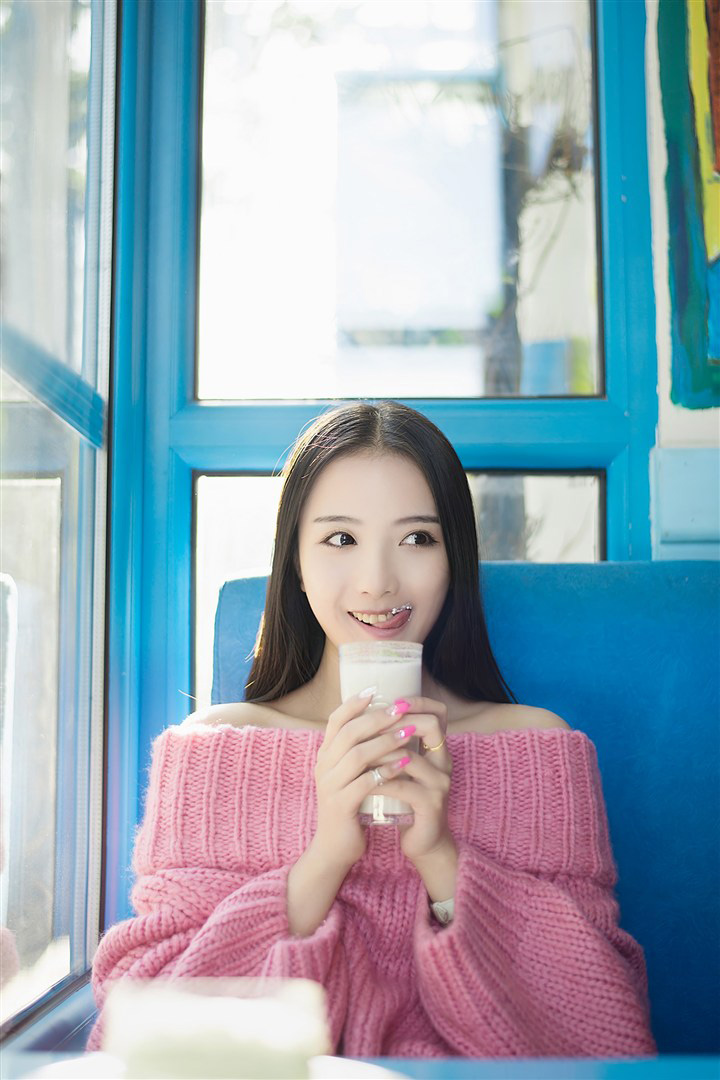 长发清纯唯美美女妹子户内写真大图
