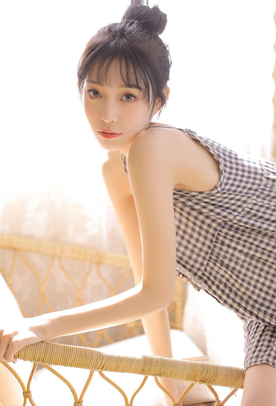 清纯甜美丸子头萌妹子写真图片