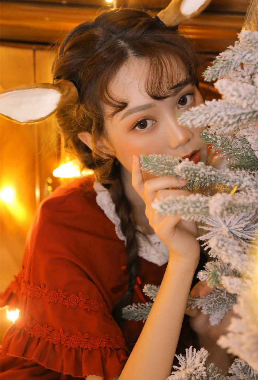圣诞树后面的萌妹子女生头像图片