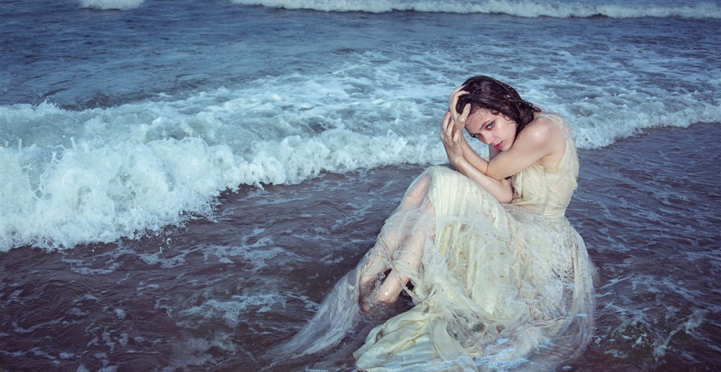 海边白色裙子湿身美女
