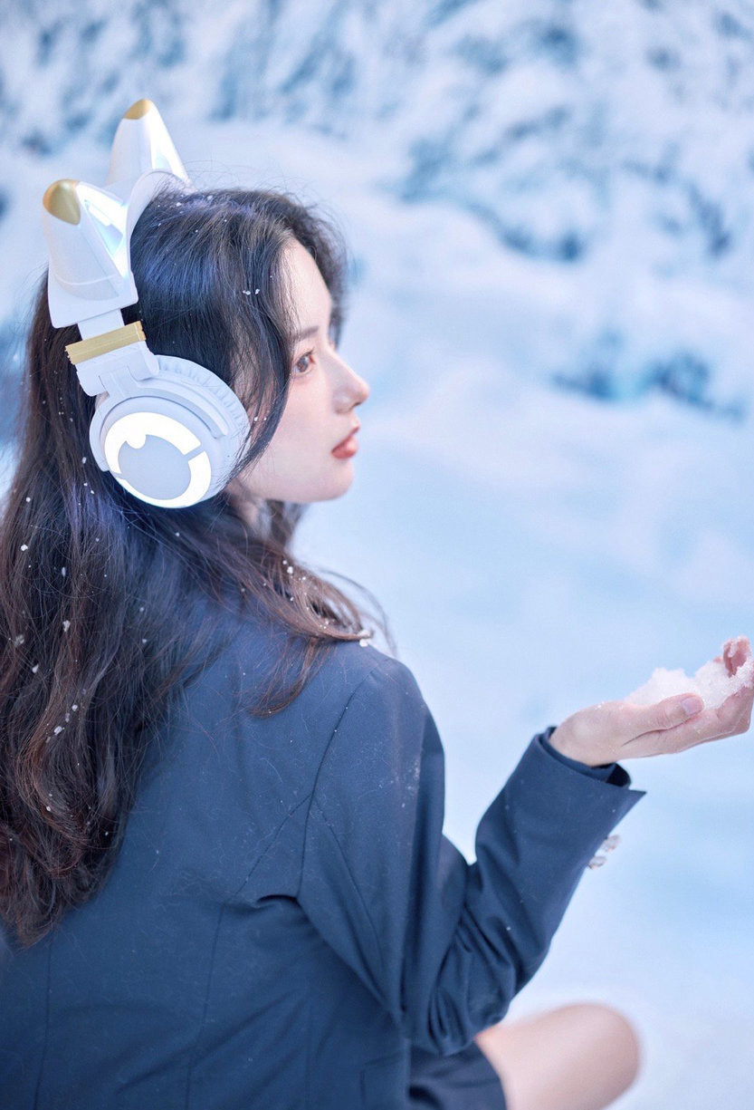 雪天户外带耳机的jk制服少女图片