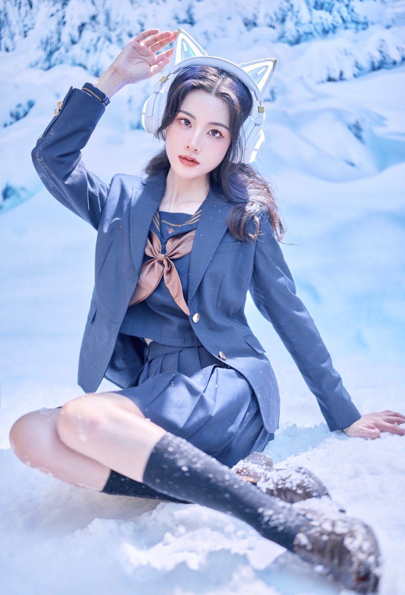 蓝色雪天坐在地上的jk制服少女户外写真图片