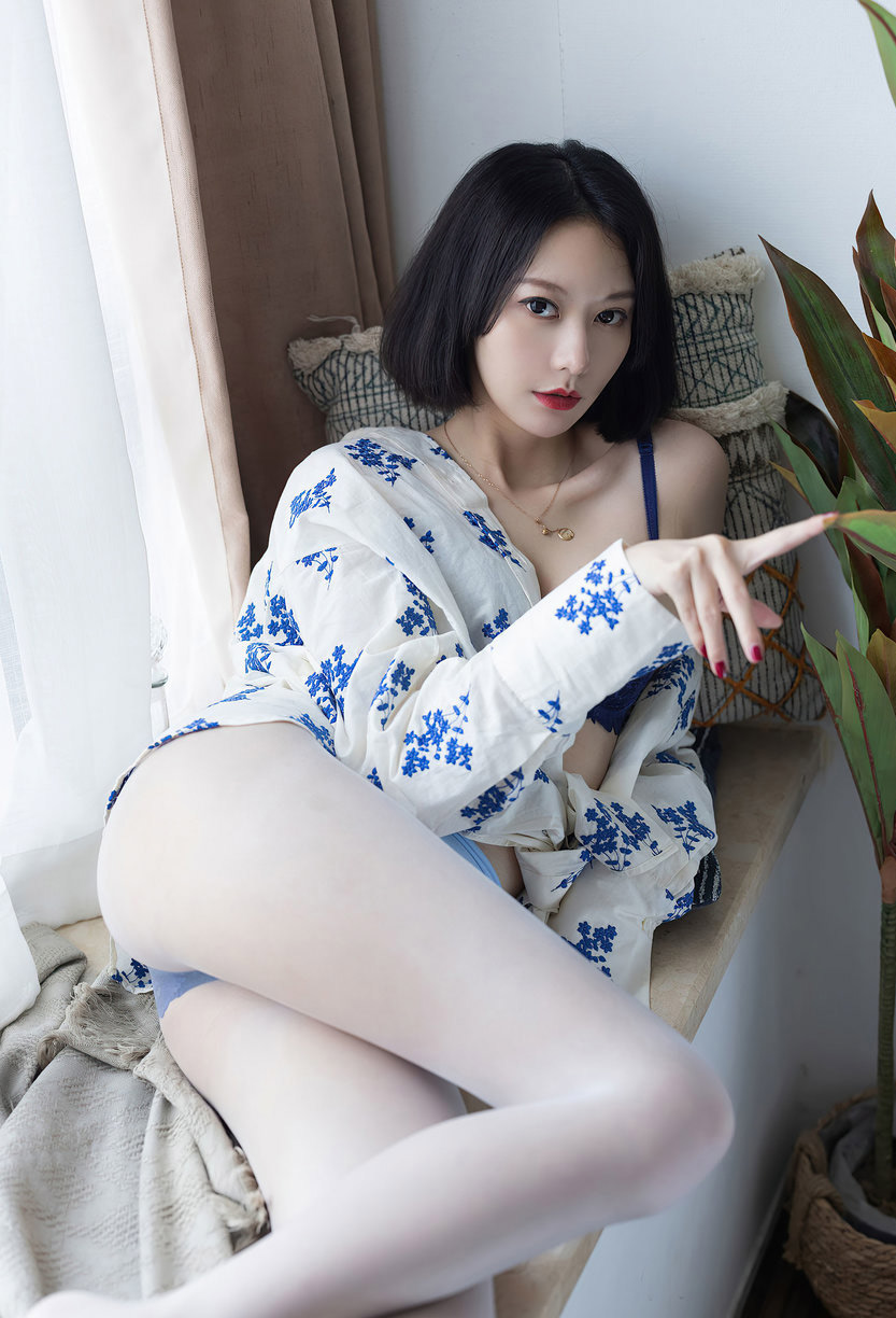 躺在飘窗上的白丝美腿美女