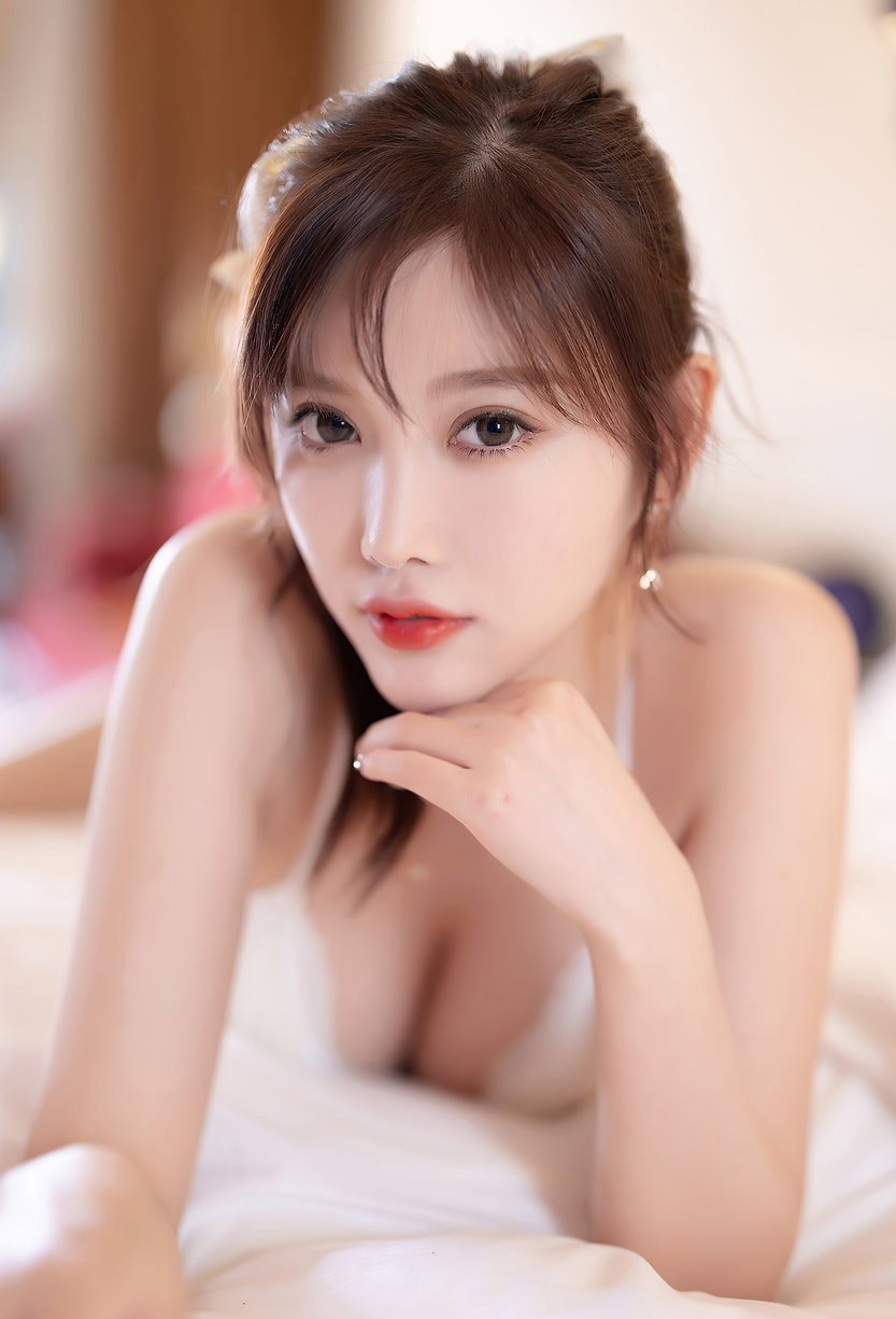 大眼睛国模美女杨晨晨性感艺术照美图
