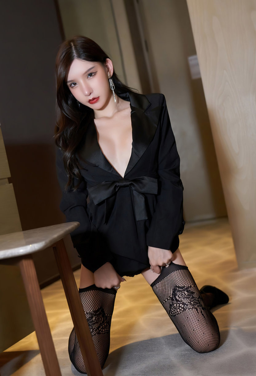 跪在地板上的高清精选美女图片
